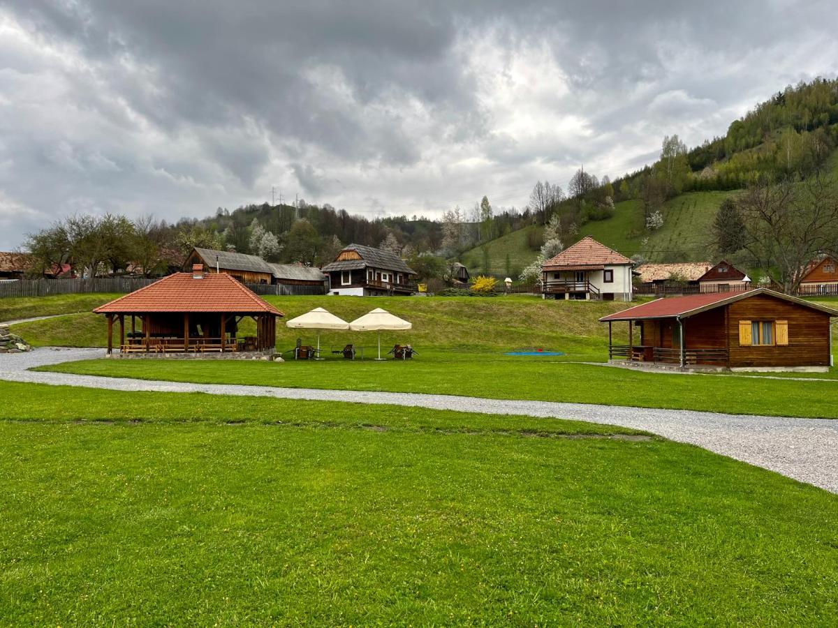 Biotour Camping & Restaurant Ghimeş-Făget Bagian luar foto